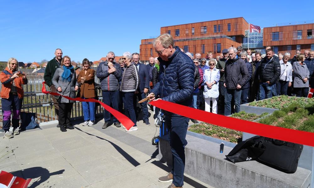 Ulrik Wilbek klippede snoren til Hærvejsbroen, som både er en stiforbindelse for gående og cyklister over jernbanen, samtidig med at den binder Banebyen sammen med bymidten,. Ulrik Wilbek klippede snoren til Hærvejsbroen, som både er en stiforbindelse for gående og cyklister over jernbanen, samtidig med at den binder Banebyen sammen med bymidten,.