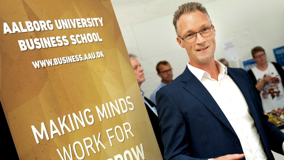 Tidligere institutleder på Aalborg University Business School Christian Nielsen får, hvad der svarer til løn frem til og med februar næste år - plus en ekstra månedsløn. <i>Arkivfoto: Claus Søndberg</i>