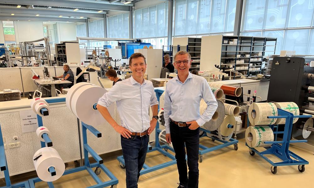 Anders Kold, CEO hos Mekoprint (tv), og Morten E. Lundgreen, divisionsdirektør for Mekoprint Graphics (th), glæder sig over, at Seritronic nu er en del af koncernen.