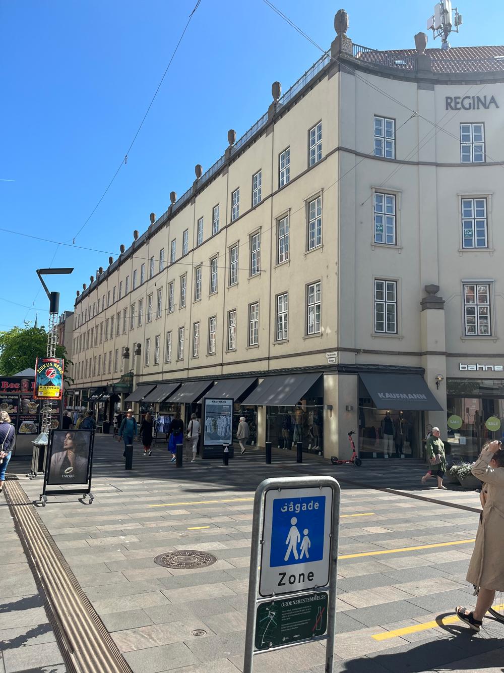 Placeret lige i gågaden har rigtig mange lokale og besøgende i Aarhus stiftet bendtskab med Regina-bygningen i større eller mindre omfang.