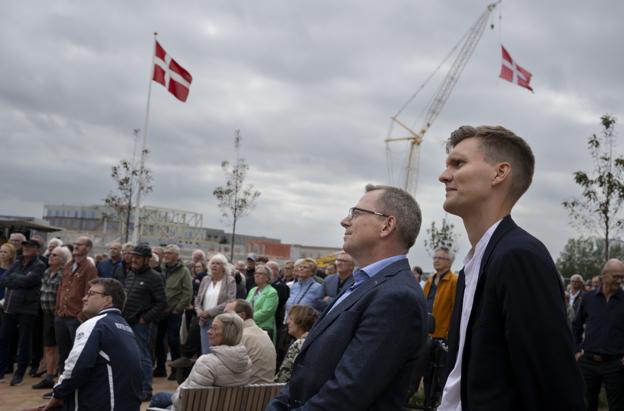 Rådmand Jan Nymark Thaysen og Aalborg-borgmester Lasse Frimand Jensen (t.h.) var blandt de mange, der deltog i torsdagens hyldest-arrangement. <i>Foto: Michael Bo Rasmussen / Baghuset</i>