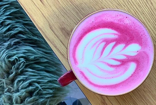 Den lyserøde latte kalder næsten på en veninde-kaffe.
