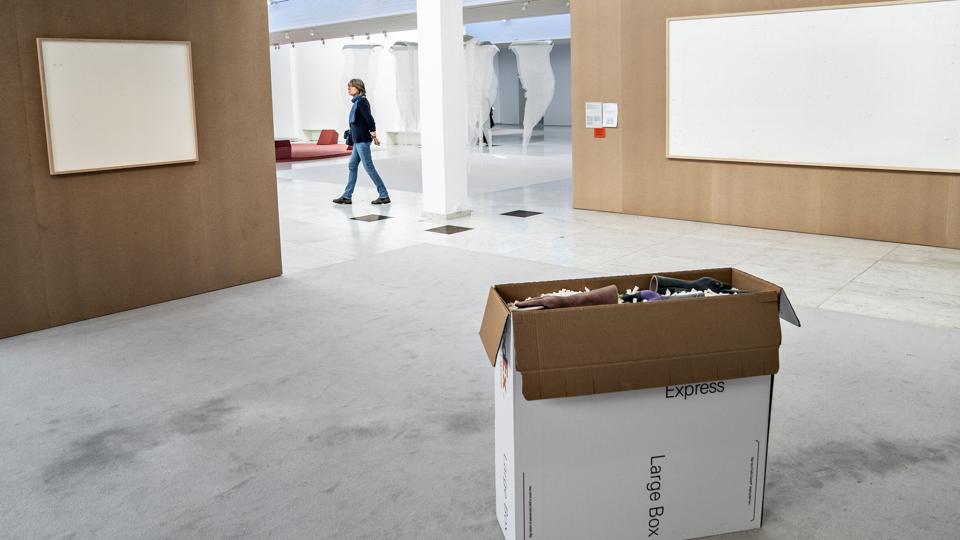 To tilsyneladende tomme billedrammer blev udstillet på museet Kunsten i Aalborg. Kunstneren Jens Haaning havde lånt mere end en halv million kroner af museet, som skulle udstilles som kontanter klistret op på lærrederne. Det blev de ikke. Kunstneren tog pengene og kaldte værket "Take the Money and Run". <i>Henning Bagger/Ritzau Scanpix</i>