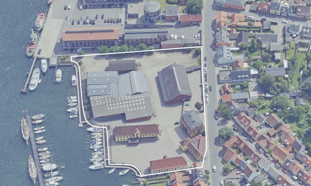 På grunden i Svendborg, hvor ES Ejendomme vil opføre boliger, de der i dag karakteristiske røde lader, som tidligere har været brugt til tørring af tømmer. På grunden i Svendborg, hvor ES Ejendomme vil opføre boliger, de der i dag karakteristiske røde lader, som tidligere har været brugt til tørring af tømmer.