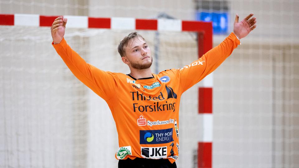 Rasmus Henriksen var med både mål og redninger en stor del af, at Mors-Thy Håndbold fik point i sæsonens første ligakamp. Dog er han set tage flere bolde, end det var tilfældet i Kolding.  <i>Foto: Lars Pauli</i>