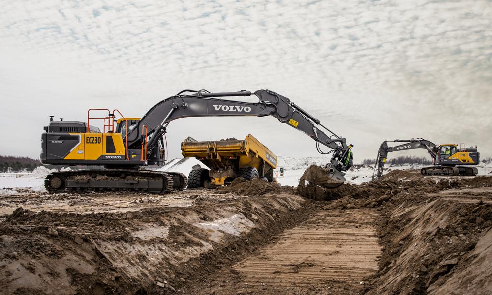 Två stycken Volvo EC230 Electric i arbete tillsammans med en dumper från Volvo. Två stycken Volvo EC230 Electric i arbete tillsammans med en dumper från Volvo.
