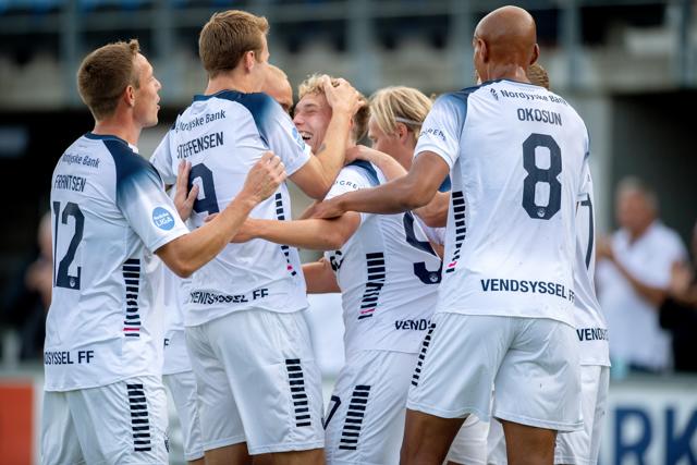 Fodboldspillerne fra Vendsyssel FF kommer i dag på besøg i Højene.