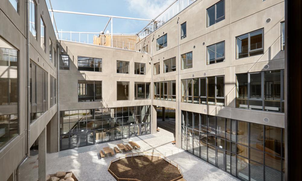 Det 5.500 kvm nybyggeri skal huse både områdets mindste og største børn. Det 5.500 kvm nybyggeri skal huse både områdets mindste og største børn.