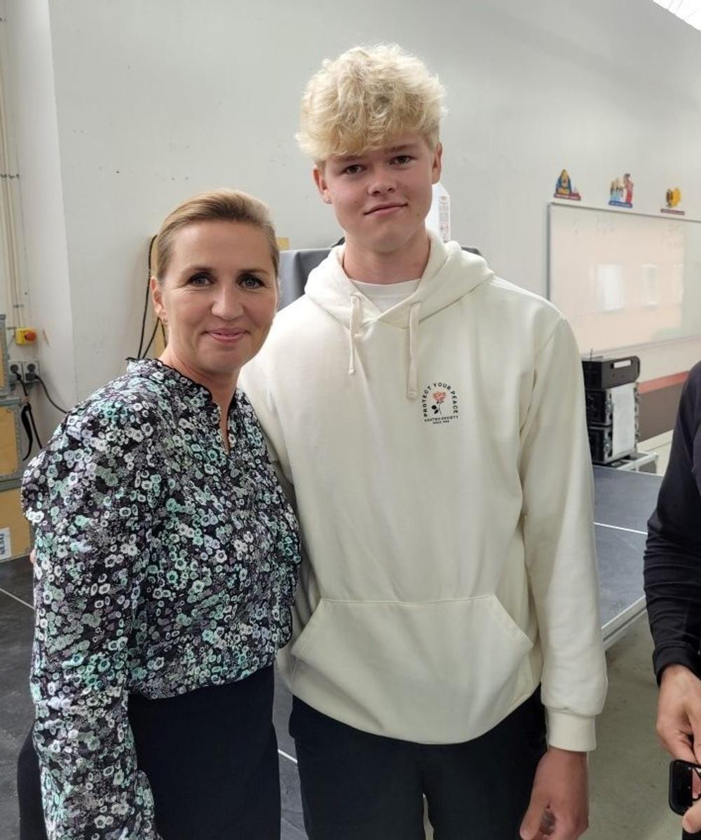 Den 19-årige tømmerelev, Kristian Odgaard Bertelsen, sammen med landets statsminister, da hun besøgte Den Jyske Håndværkerskole, Den 19-årige tømmerelev, Kristian Odgaard Bertelsen, sammen med landets statsminister, da hun besøgte Den Jyske Håndværkerskole,