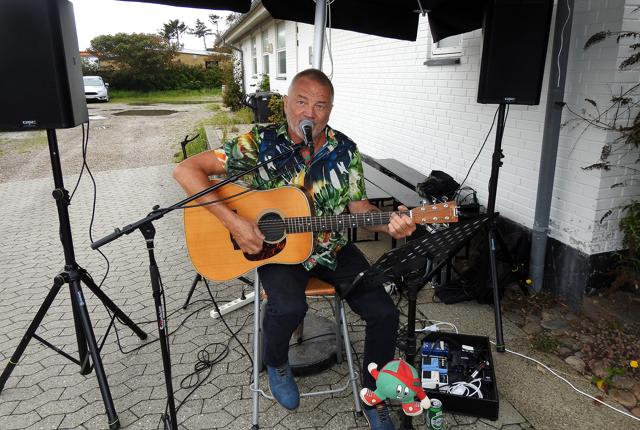 Peter Andersen (Peter Grønært) fra Hirtshals No Good leverede sang og musik til Spars Sommerfest.