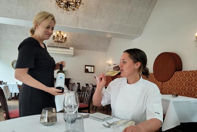 Restaurantchef Nanna Foldager Kousgaard byder kok og souschef i køkkenet, Karina Daugaard, på en lille prøvesmagning af en af de vine fra Tenuta Luisa, som gæsterne bliver skænket til Winemakers Dinner.