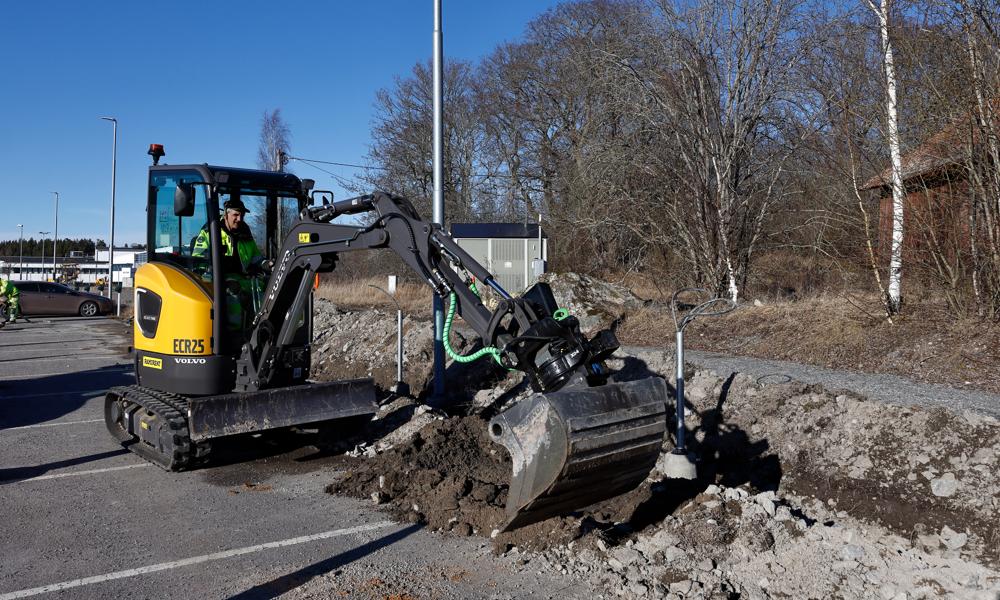 Bild från anläggandet av laddstolpar vid huvudkontoret i Eskilstuna Bild från anläggandet av laddstolpar vid huvudkontoret i Eskilstuna