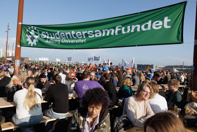 Næsten 4000 nye studerende Aalborg tog for sig af morgenmaden på Honnørkajen.