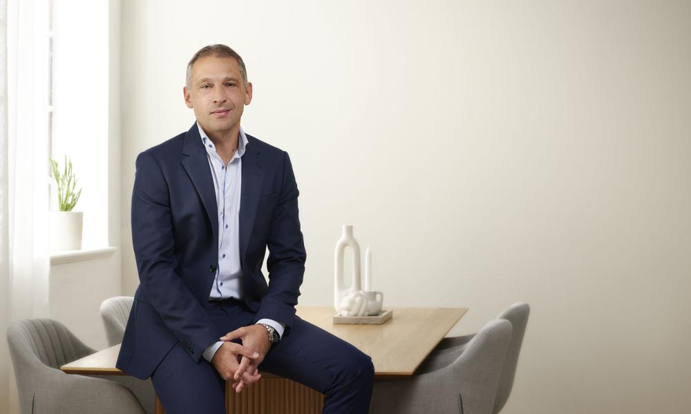 Rami Jensen har været ansat i Jysk-koncernen i 30 år - dog med en lille afstikker til ligeledes Lars Larsen Group-ejede Ilva fra 2018 til 2022. Rami Jensen har været ansat i Jysk-koncernen i 30 år - dog med en lille afstikker til ligeledes Lars Larsen Group-ejede Ilva fra 2018 til 2022.