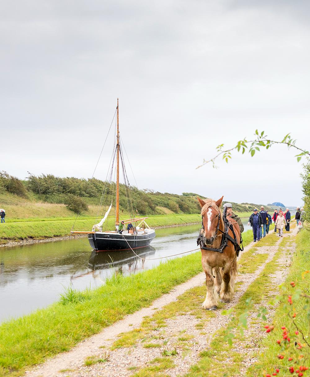 Der kan opleves skibstræk gennem Frederik VII’s Kanal med hest som i gamle dage. Der kan opleves skibstræk gennem Frederik VII’s Kanal med hest som i gamle dage.