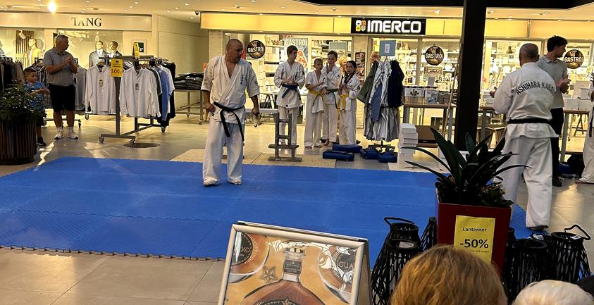 Hadsund Karate lavede opvisning flere forskellige steder i byen - her i butikscentret.