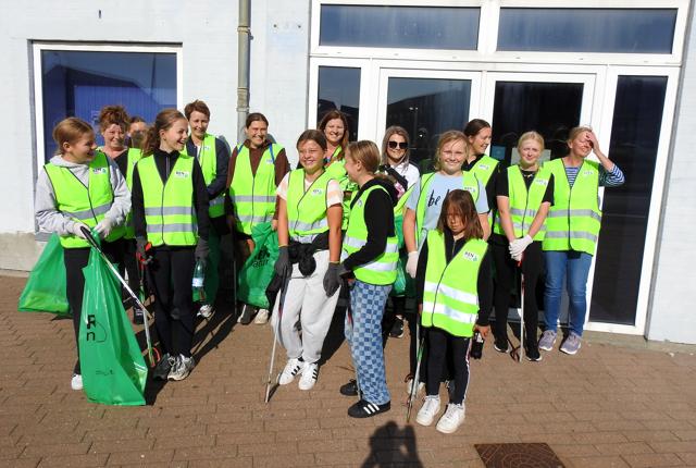 15 friske damer fra Hirtshals Ride klub, var klar til at samle affald lørdag den 2. september.