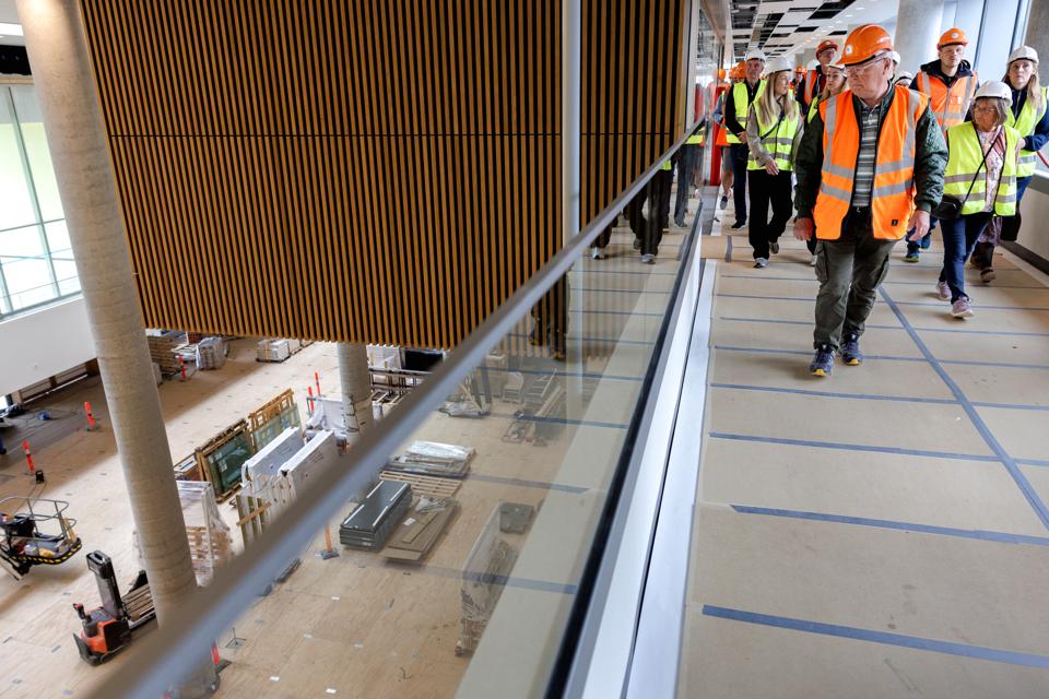 Mange benyttede søndag muligheden for at komme fordi byggeriet af Nyt Aalborg Universitetshospital, for at se, hvordan det står til med et af de landsdelens største byggerier nogensinde. <i>Foto: Henrik Bo</i>