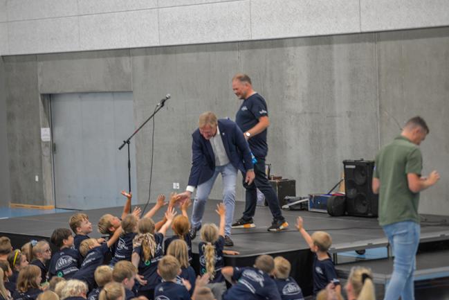 Borgmestern overrakte en gave til skoleleder Klaus Toft og hilste på eleverne i beste skuespillerstil