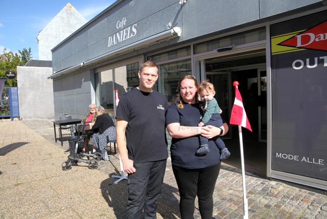Heidi og Daniel med yngste skud på stammen har åbnet café i nyrenoverede lokaler i Havnegade.