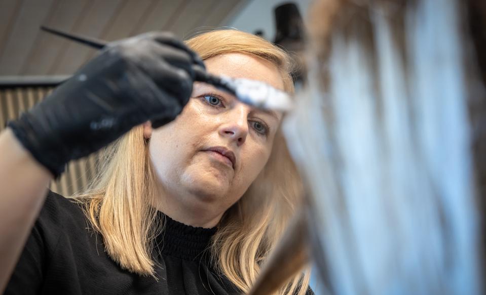 Jane Hovkjær åbnede sin salon i Klim ved Fjerritslev for to år siden. Hun har vænnet sine kunder til at bruge MobilePay. Nu håber hun, de kan vænne sig til at bruge kontanter. <i>Foto: Martin Damgård</i>