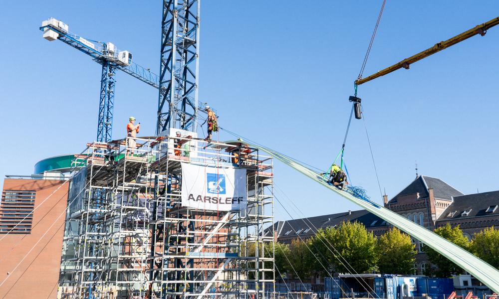 De tonstunge glasfiberskaller, som danner rammen om The Dome, er 21 meter lange. De tonstunge glasfiberskaller, som danner rammen om The Dome, er 21 meter lange.