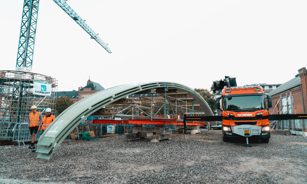 Mandag den 4. september 2023 blev de første tre glasfiberskaller fragtet fra den lille by Lund ved Horsens til Aarhus og Aros, hvor de skal være del af udvidelsen The Dome. Mandag den 4. september 2023 blev de første tre glasfiberskaller fragtet fra den lille by Lund ved Horsens til Aarhus og Aros, hvor de skal være del af udvidelsen The Dome.