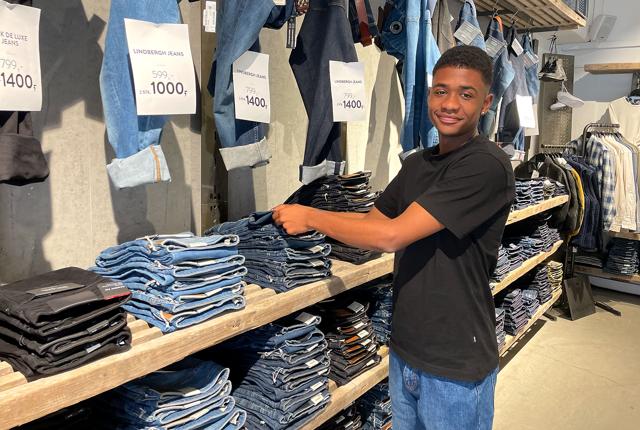19-årige David Allimadi er ny elev hos herretøjsbutikken Wagner i Aars.
