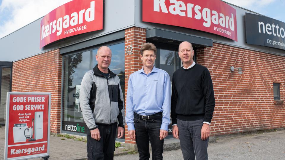 Fra venstre står Thomas, Carsten og Morten foran butikken, som har ligget på Hjørringvej siden 1980. <i>Foto: Bjarne Hyldgaard</i>