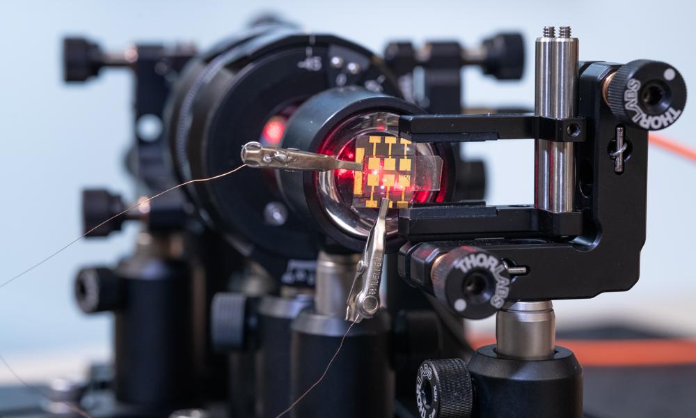 Quantum random number generator baserad på perovskitlysdioder utvecklad vid Linköpings universitet. Quantum random number generator baserad på perovskitlysdioder utvecklad vid Linköpings universitet.