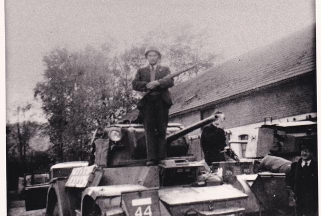 De tyske soldater var talrigt til stede i Hadsund under besættelsen. Her ses en tysk kampvogn efter befrielsen med en dansk modstandsmand på toppen. Tirsdag den 19. september kan man høre mere om Hadsund under besættelsen på Hadsund Egnssamlings byvandring. 