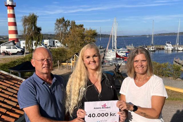 Værsgo: Et pænt beløb overrækkes til formand for naturbade Mariagerfjord, Laura Holm, af blandt andet Torben Larsen fra Assens Beløbet.
