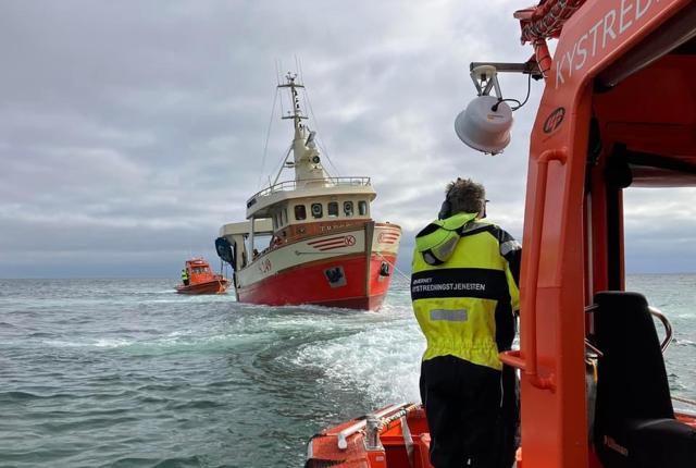 En kutter fra Strandby måtte torsdag hjælpes i havn af redningsbåde fra både Sæby og Skagen