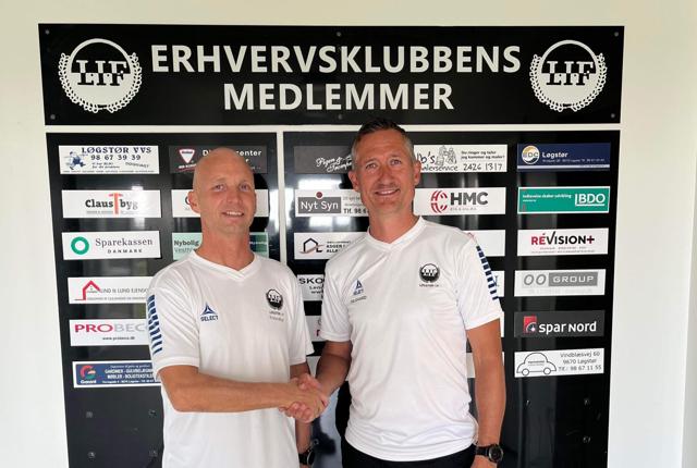 På billedet ses klubbens træner Morten Freundlich og LIF´s formand Jens Dalgaard, hvor der gives håndslag på den nye aftale.