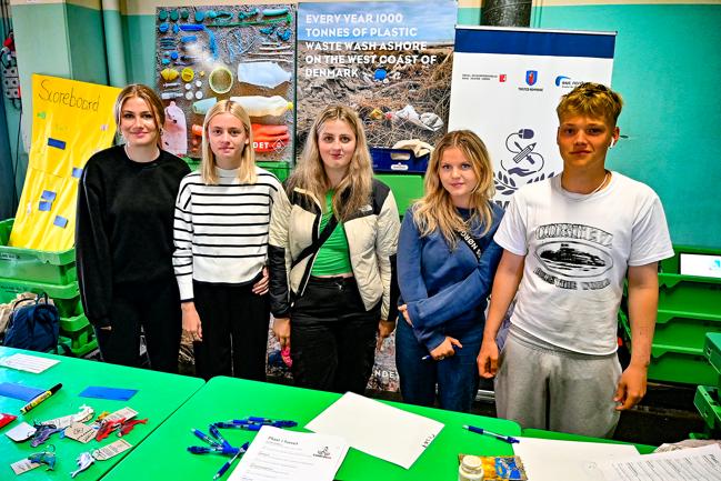 Campus 10 havde en stand om skolen og om plastforurening. Fra venstre: Cecilie, Johanne, Mathilde, Anne-Jul og William.