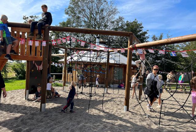Fredag efter skoletid blev en dejlig ny legeplads indviet på Sydthy Friskole foran skolens børnehave Muslingen.
