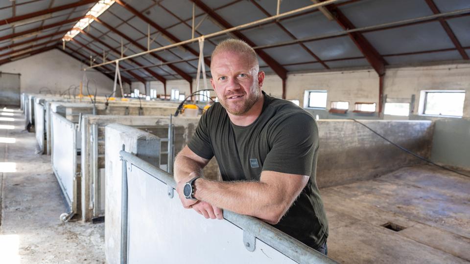 Den 32-årige landmand Jesper Møller har sat sin gård til salg og er i gang med et spændende projekt sammen med to brødre. <i>Foto: Bente Poder</i>