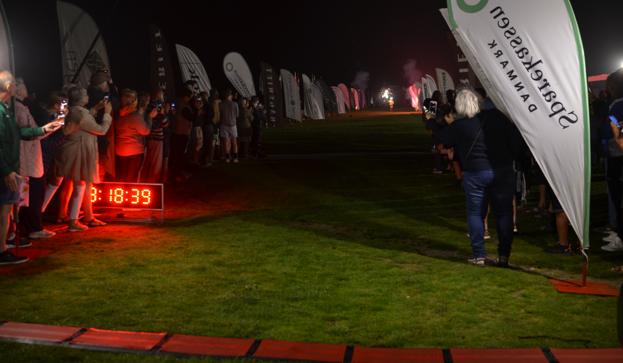 Emil Ingerslev løb med en fakkel de sidste hundrede meter, hvor masser af tilskuere klappede ham over målstregen. <i>Foto: Ida Smith</i>