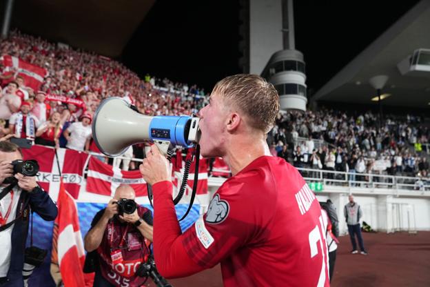 Højlund tog megafonen foran fans og opfyldte drengedrøm | Nordjyske.dk