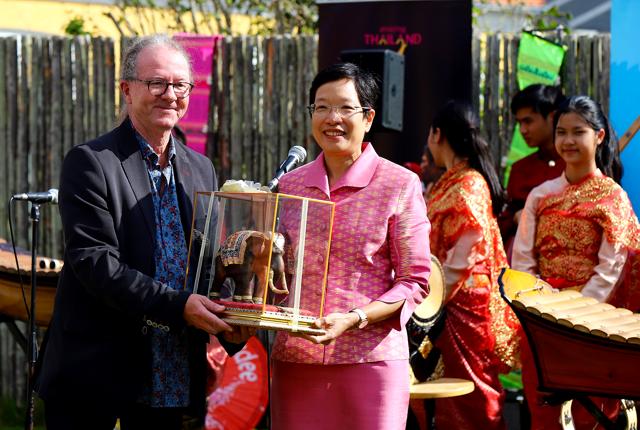 Thailands ambassadør i Danmark, Sirilak Niyom overrækker direktør på Skagen Kystmuseum, Henrik Gjøde Nielsen, en gave som tak for at have opbevaret og passet på det historiske Thaiflag.