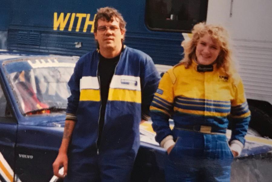 Susann Hansen (på den tiden hon hette Susann Bergvall) med sin pappa Thord vid en rallycrosstävling 1988. Susann Hansen (på den tiden hon hette Susann Bergvall) med sin pappa Thord vid en rallycrosstävling 1988.