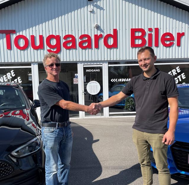 Her ses Torkild Tougaard og den nye ejer Peter Mørk Buus.
