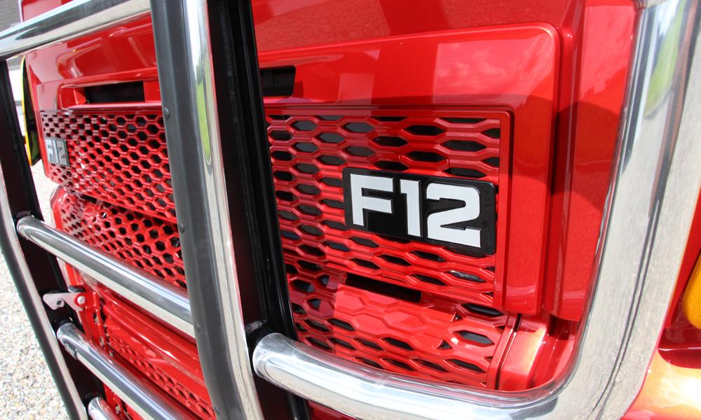 F12-skiltene er originale, og gitteret er rå aluminium pudset blankt med knofedt og håndkraft. F12-skiltene er originale, og gitteret er rå aluminium pudset blankt med knofedt og håndkraft.