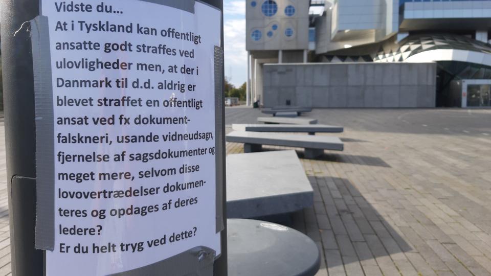 Det er sedler som denne, der er sat op på pladsen, hvor Mette Frederiksen og regeringen senere på dagen vil blive mødt at demonstrationer. <i>Foto: Lise Stenbro</i>