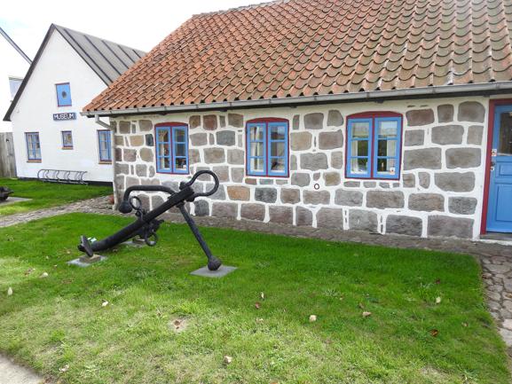 Hirtshals Museum er i et fiskerhjem bygget af kampesten i 1880.