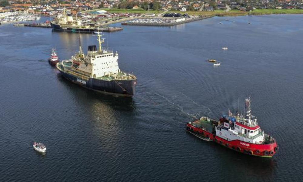 Det er ikke helt ukompliceret at slæbe den tunge isbryder ud af havnen i Hals Det er ikke helt ukompliceret at slæbe den tunge isbryder ud af havnen i Hals