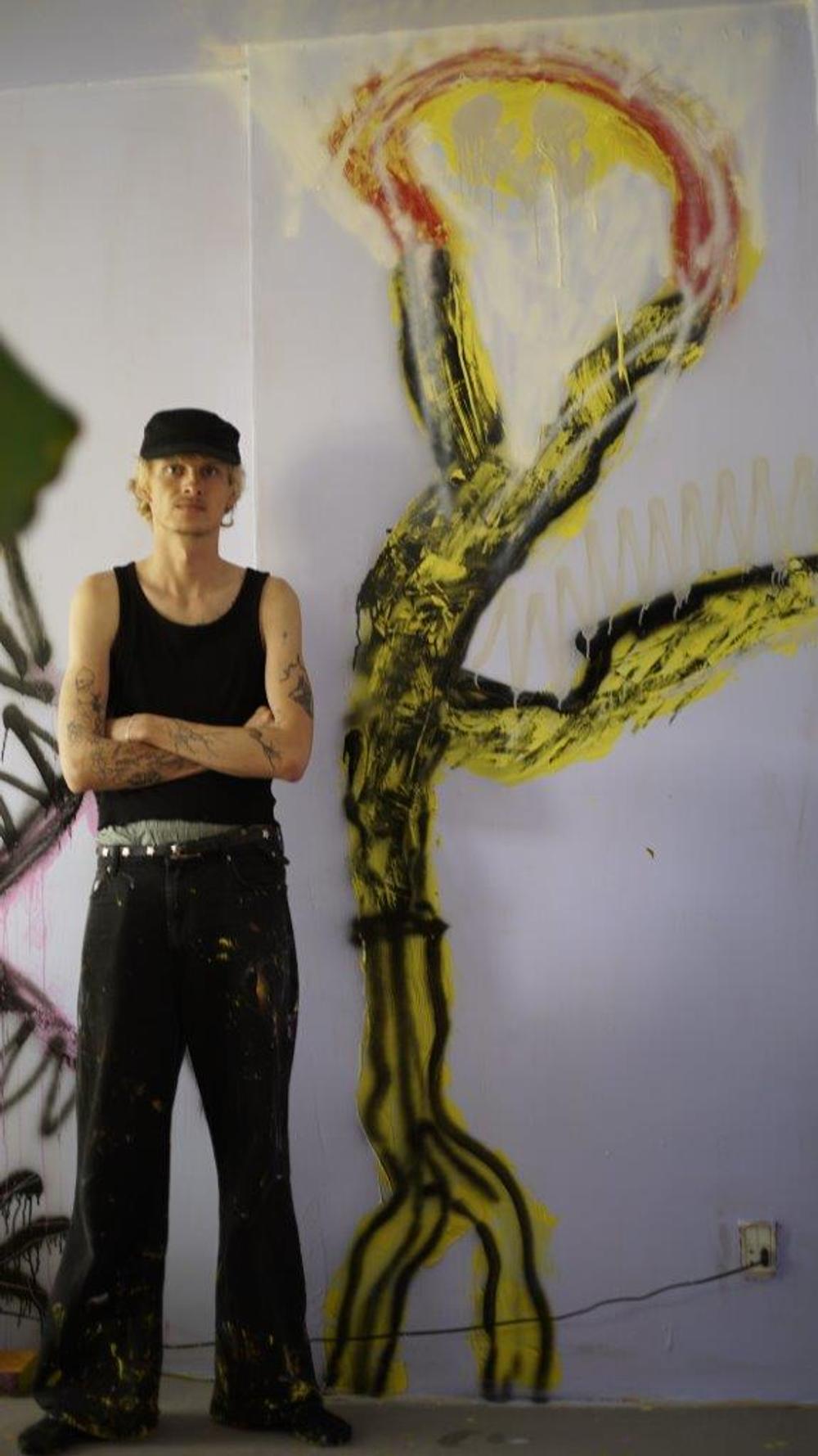 Kunstneren André Kaalbye har fået frie tøjler til at udsmykke den 55 kvm store lejlighed. 