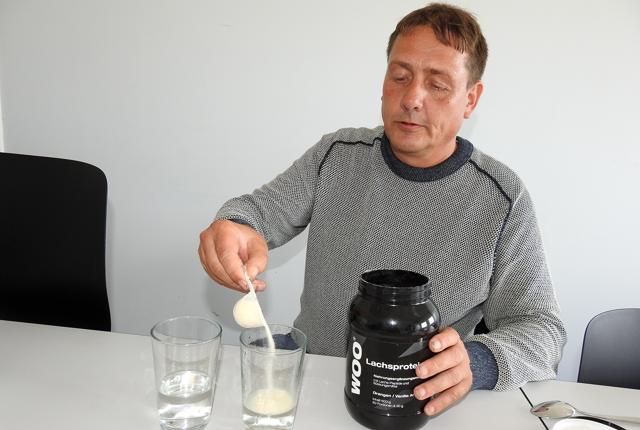Her er det fabrikschef Nick Christensen, der laver et par glas med lakseprotein, som kan drikkes.