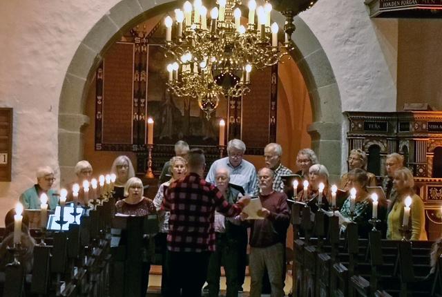 Klokkerholm Koret medvirker, når der 27. september holdes fællessang i Hellevad Kirke.