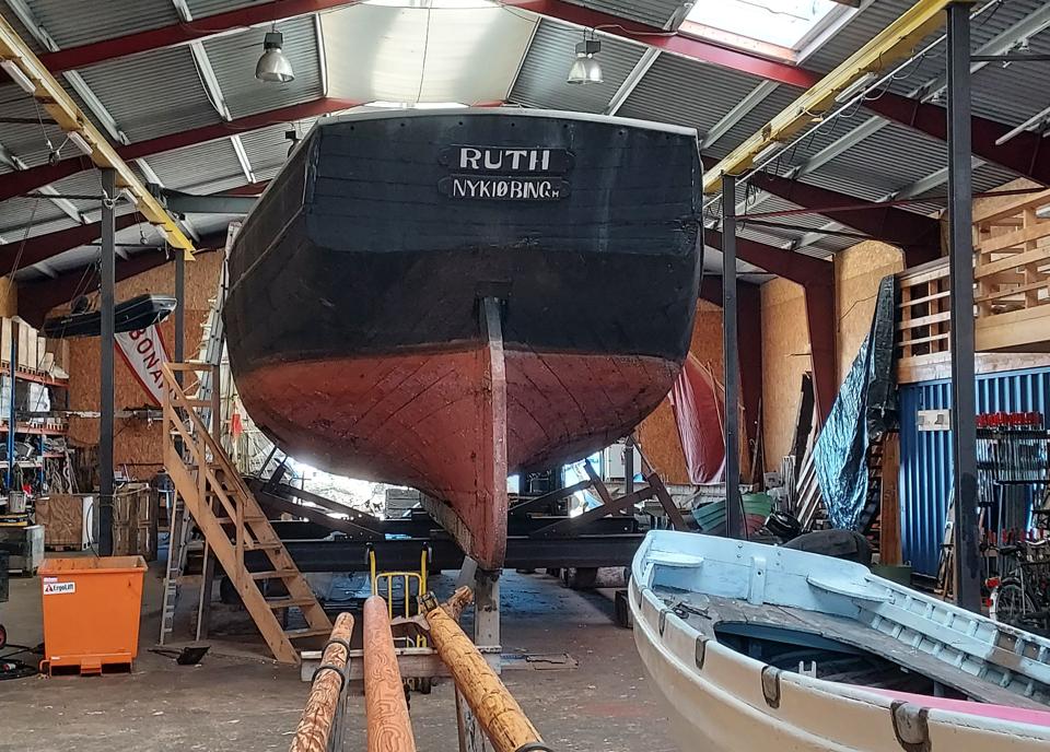 Den gamle slup Ruth sejlede oprindeligt i Limfjorden, men er nu under restaurering på Nationalmuseets træskibsværft i Holbæk. <i>Foto: Nationalmuseet</i>